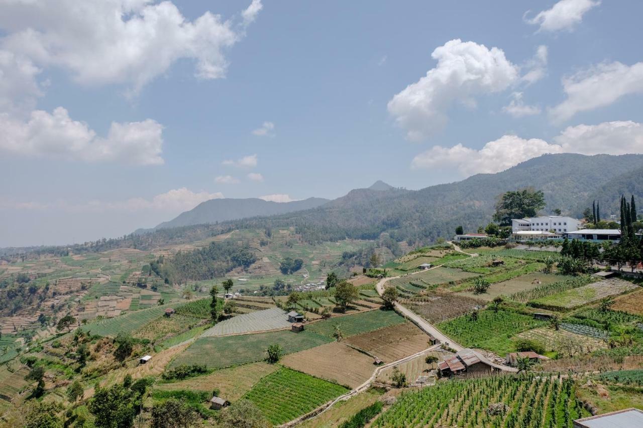 Oyo 1351 Tanggulasi Resto & Residence Syariah Magetan Dış mekan fotoğraf